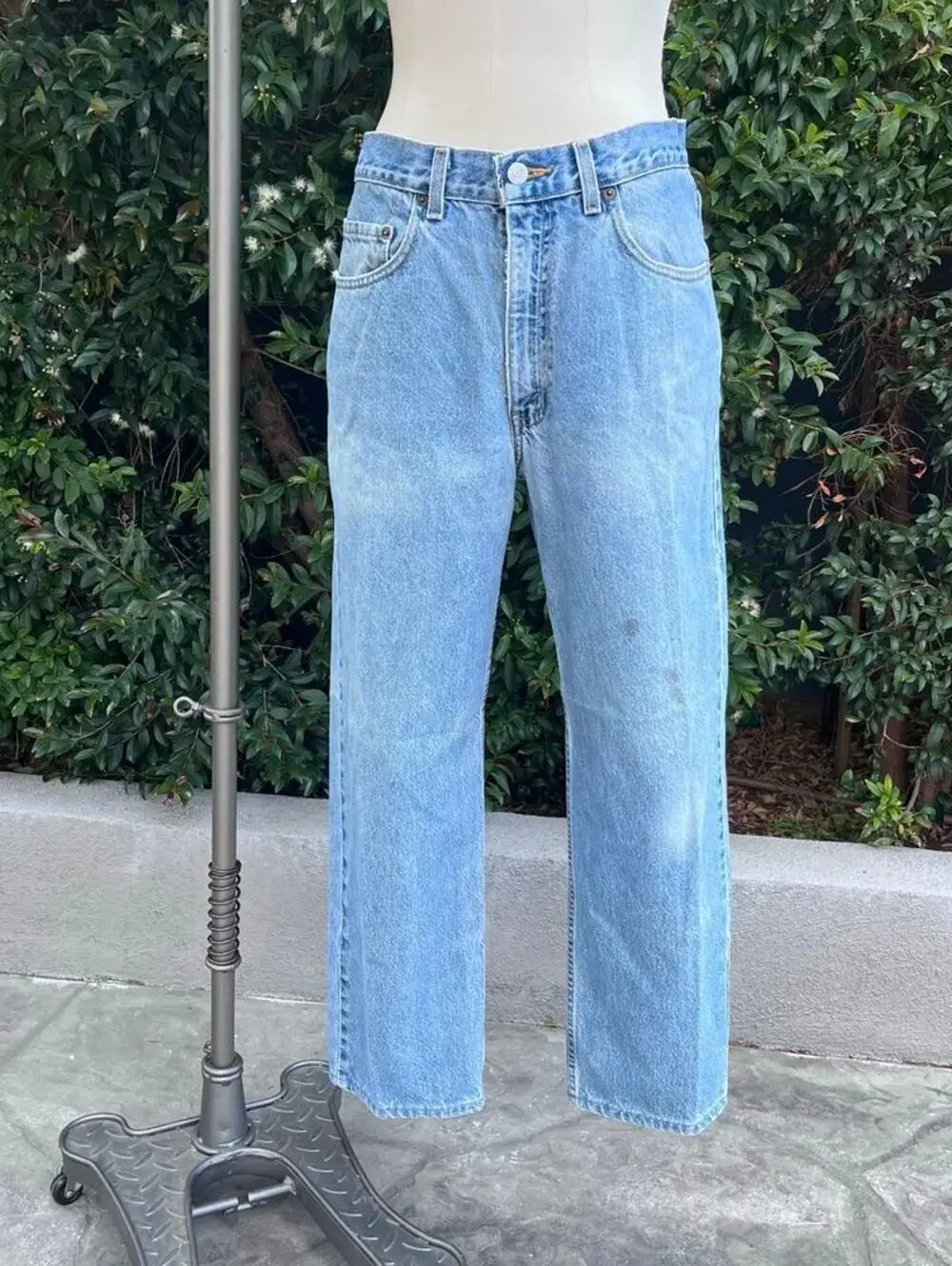 Vintage 2002 Levi’s 550 Relaxed Straight Leg Jean Distressed